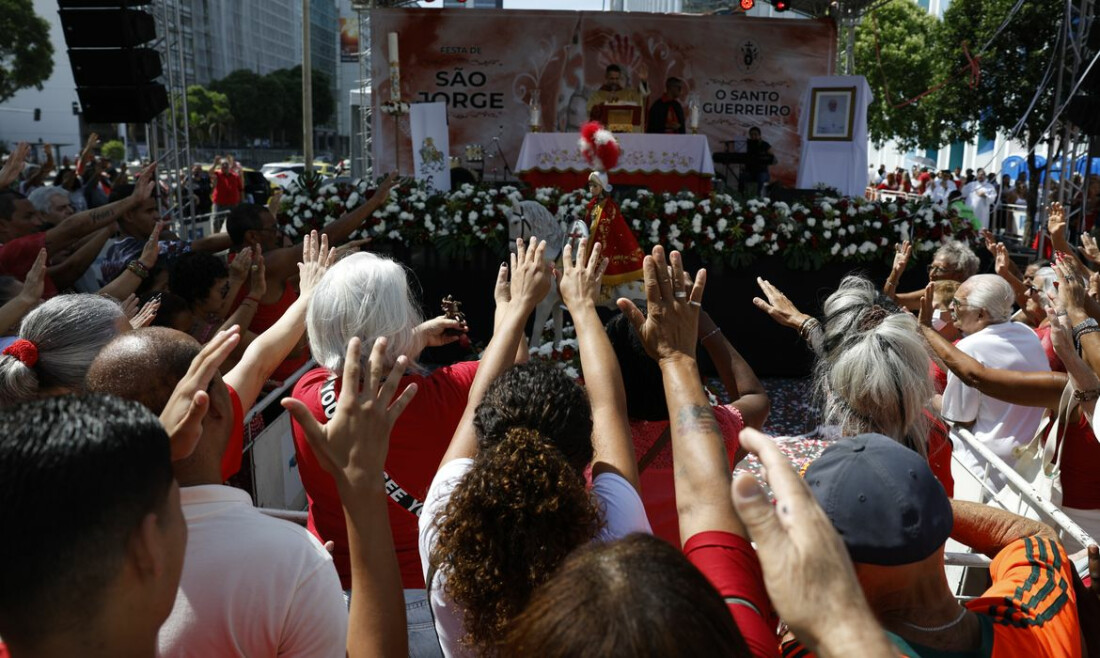 Fiéis de São Jorge e Ogum ocupam as ruas do Rio em festa sincrética