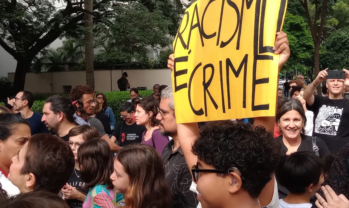 Estudantes e professores fazem ato contra racismo em Higienópolis