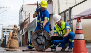 Trabalho para a desobstrução de redes de drenagem tem início pela Flaviano de Melo