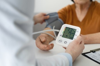 Especialista do Santa Marcelina Saúde explica como prevenir e tratar a pressão alta