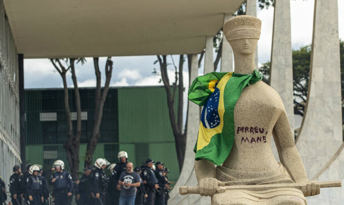 STF condena mulher que pichou estátua a 14 anos de prisão