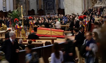 Velório de papa Francisco termina com mais de 100 mil visitantes