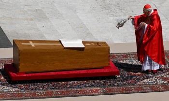 Corpo de papa Francisco é sepultado na Basílica de Santa Maria Maior