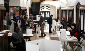 Canadenses vão às urnas em eleição dominada por preocupações com Trump