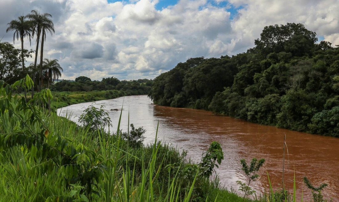 Vazamento de água em tubulação da Vale mobiliza Brumadinho