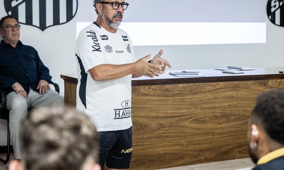 Ex-auxiliar de Tite, Cleber Xavier debuta como técnico no Santos