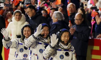 Astronautas chineses voltam à Terra após seis meses no espaço