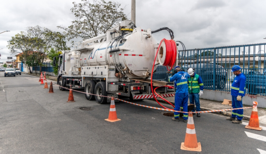 Trabalhos de desobstrução têm continuidade na rua José Alves dos Anjos, no Mogilar
