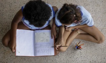 Peça teatral Hora da saída alerta para riscos do Cyberbullying