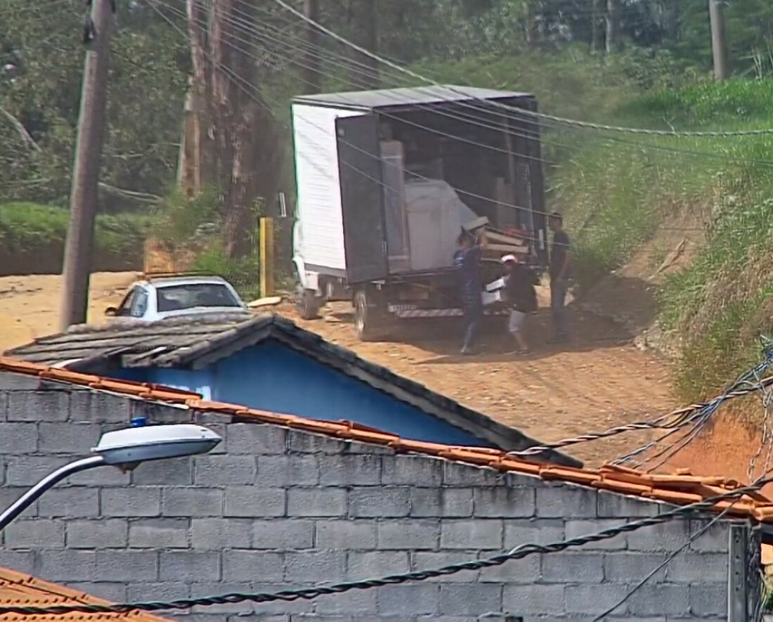 GCM de Mogi flagra descarte irregular de lixo em área pública