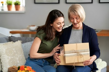 20% dos consumidores já se endividaram com presentes do Dia das Mães 