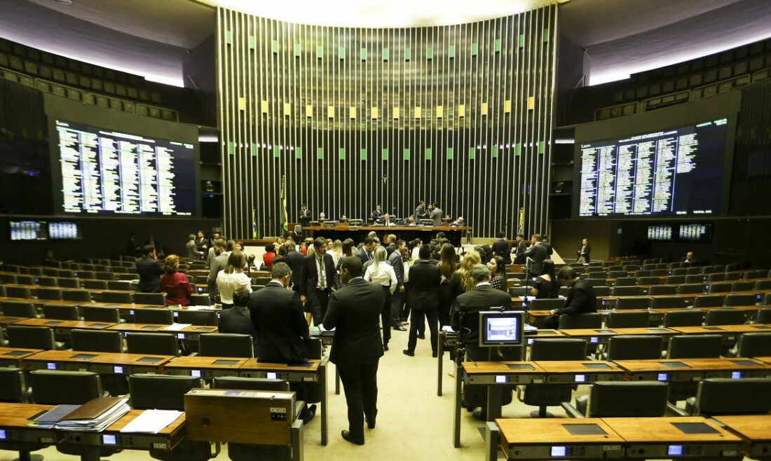 Projeto que aumenta número de deputados para 531 tem urgência aprovada