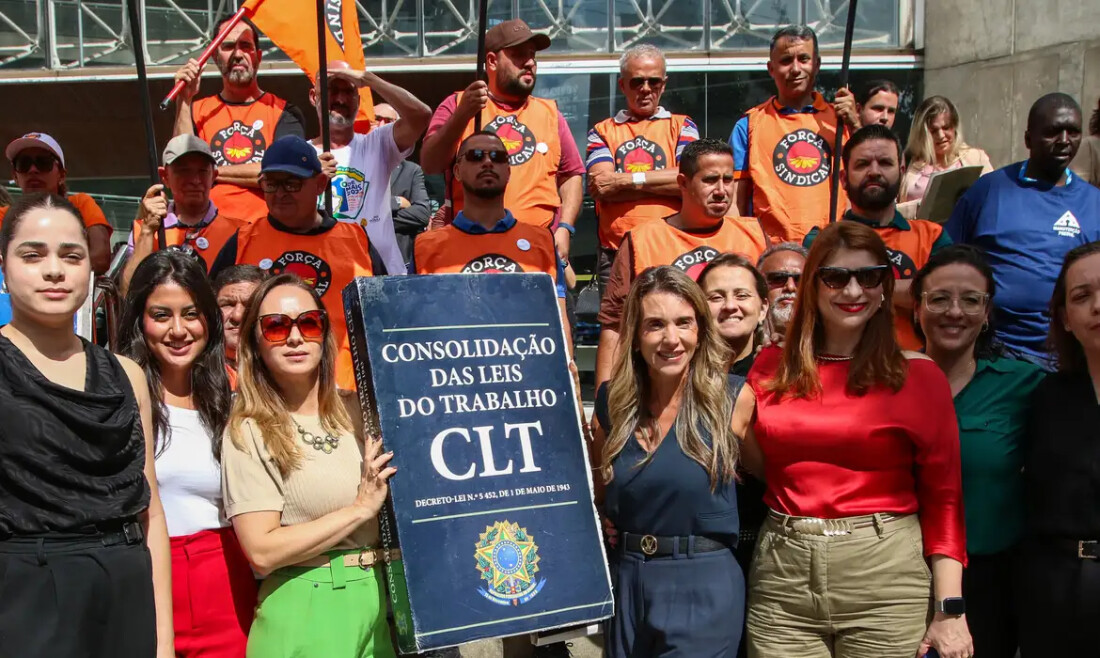 Manifestantes fazem ato em defesa da Justiça do Trabalho em São Paulo
