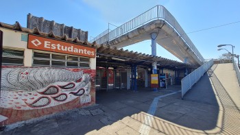 Homem morre após subir em trem na estação Estudantes