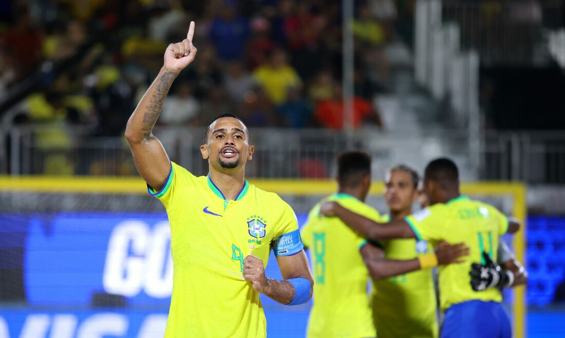 Brasil goleia Espanha e avança à semi do Mundial de futebol de areia