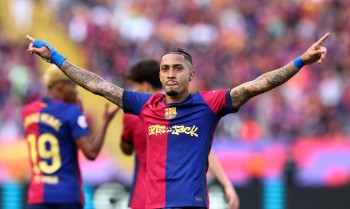Brasileiro Raphinha marca dois e Barcelona derrota Real Madrid