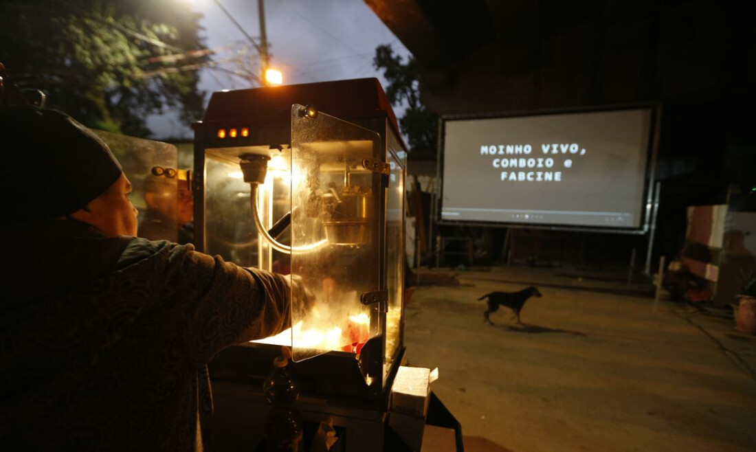 Moradores da favela do Moinho interrompem com fogo passagem de trens