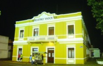 "Viajando nas Histórias" no Teatro Vasques