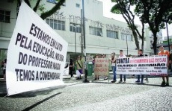 Manifestação marca Dia dos Professores