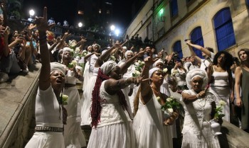 Ilú Obá De Min faz lavagem no Bixiga para marcar "falsa abolição"