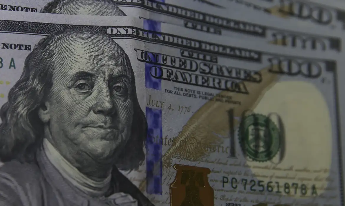 Dólar sobe para R$ 5,63 em dia de ajustes no mercado