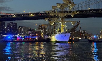 Navio da Marinha mexicana bate na ponte do Brooklyn, em Nova York