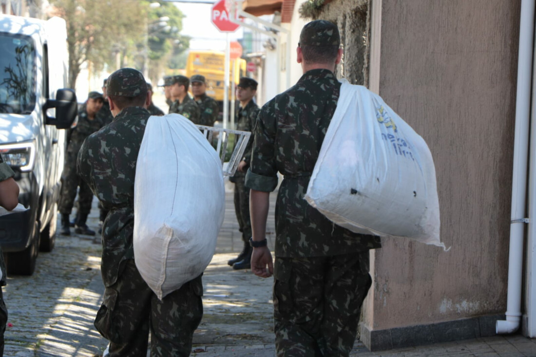 Primeira ação porta a porta da Campanha do Agasalho arrecada mais de 12 mil peças
