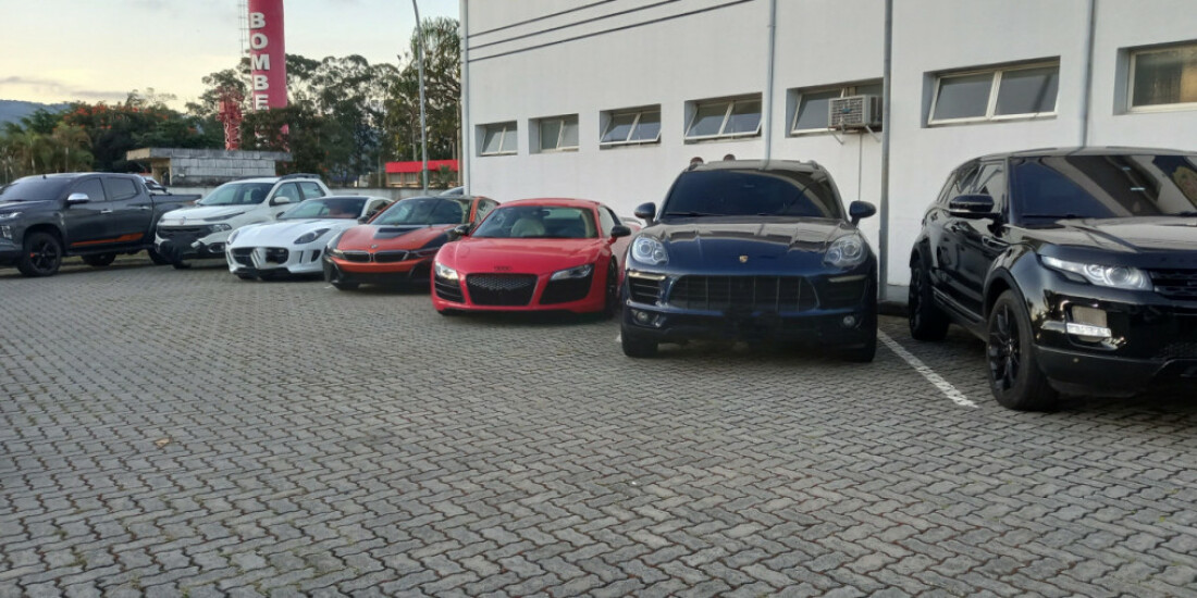 Polícia apreende 15 veículos na região