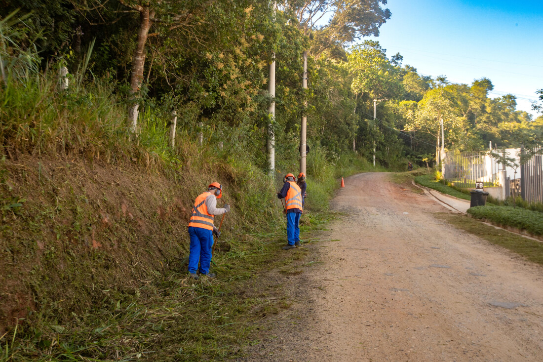 Guararema reforça serviços de zeladoria, limpeza e manutenção em diversos bairros