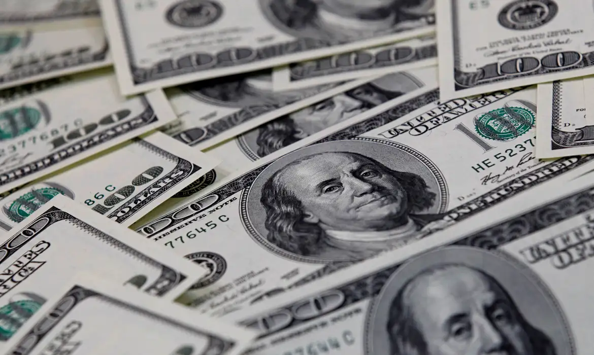 Dólar sobe para R$ 5,66 com medidas sobre IOF
