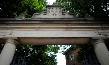 Juíza impede Trump de revogar matrículas de estrangeiros em Harvard