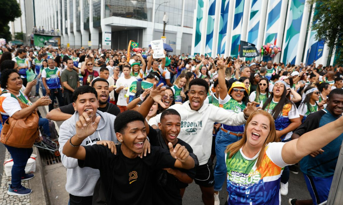 Marcha para Jesus reúne milhares de fiéis no centro do Rio de Janeiro