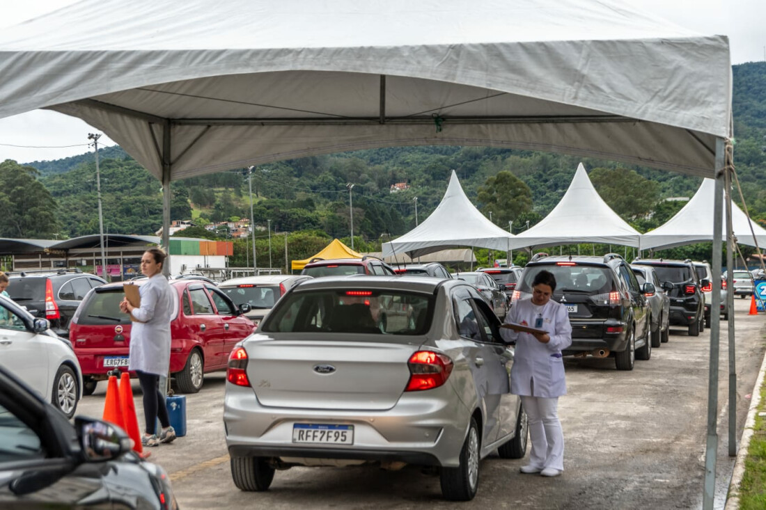Drive-thru aplica 2.650 doses contra a gripe em Mogi 