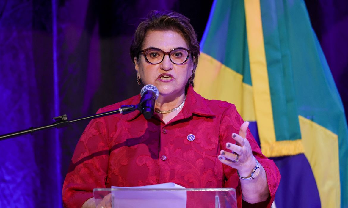Posse da ministra das Mulheres vira ato de apoio à Marina Silva