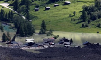 Geleira soterra vilarejo nos alpes suíços: "perdi tudo", diz morador