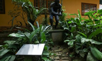 Placa homenageia 11 escravizados que reflorestaram Floresta da Tijuca