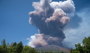 Vulcão Etna entra em erupção com explosões de cinzas, rocha e magma