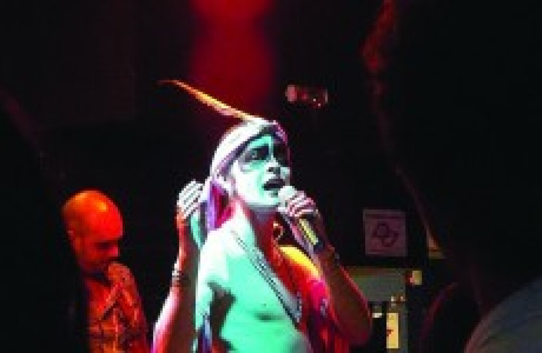 André Luiz Mello dá vida a grandes sucessos do cantor Ney Matogrosso