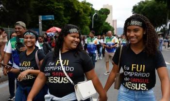 Jovens e mulheres puxam aumento de evangélicos no país, revela IBGE