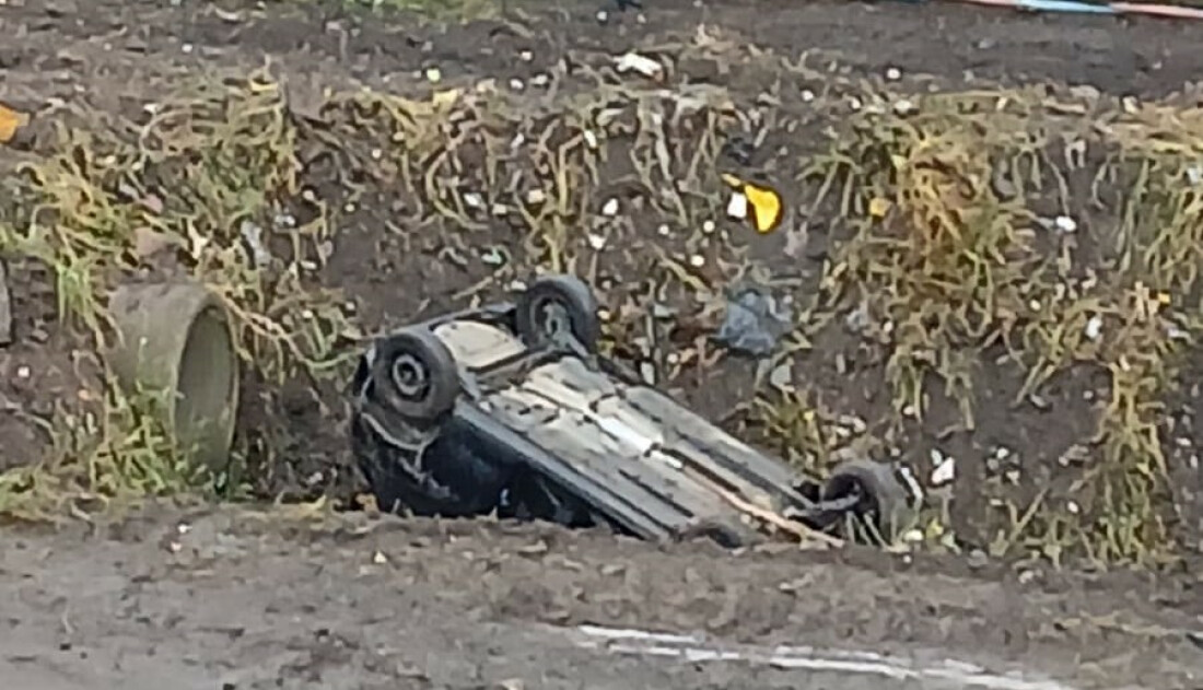 Carro capota em córrego de Mogi e vítimas são salvas pela GCM