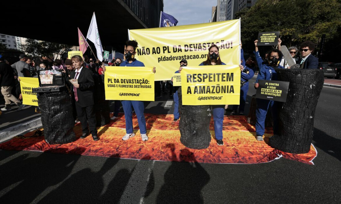 Manifestantes realizam protesto contra o PL da Devastação em São Paulo
