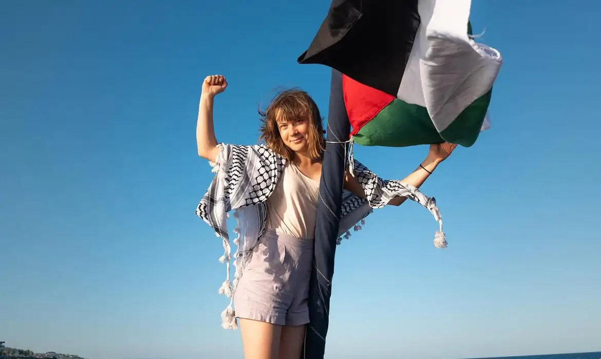 Greta Thunberg é deportada de Israel após barco ser apreendido em Gaza
