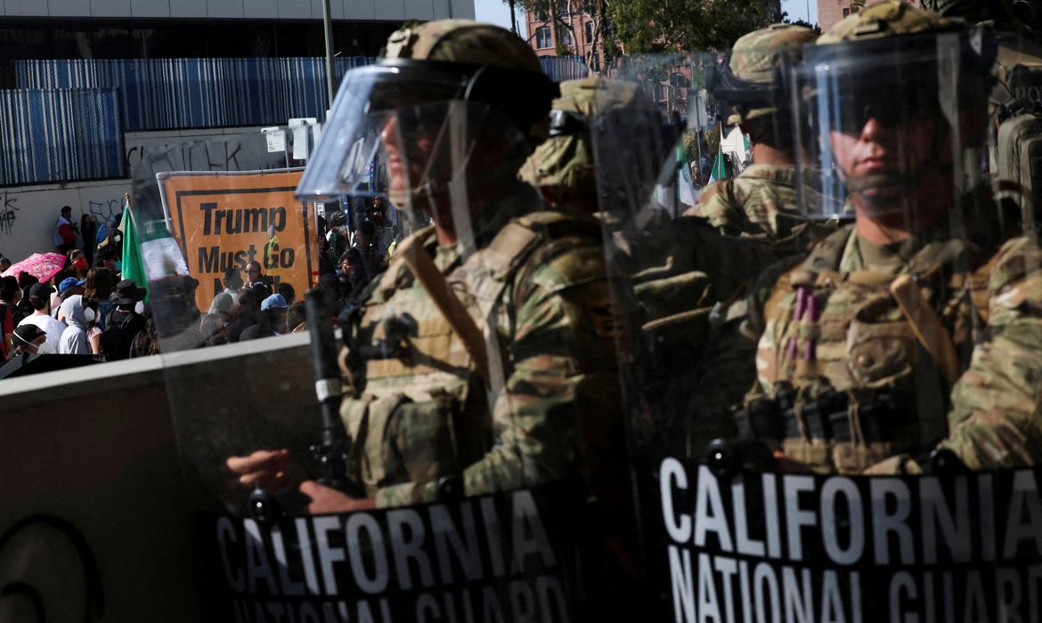 Fuzileiros navais chegam a Los Angeles, enquanto protestos se espalham