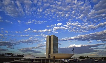 Projeto pode permitir que parlamentar acumule aposentadoria e salário