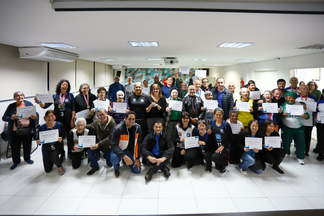 Representantes de Mogi nos Jogos da Melhor Idade são homenageados na Prefeitura