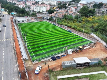 Construção de campos de futebol em Itaquá chega à reta final 