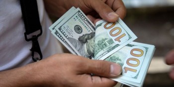 Dólar tem maior alta diária em seis meses e fecha a R$ 5,30