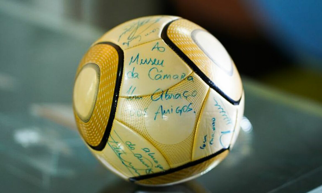 Moraes vota por condenar acusado de furtar bola autografada por Neymar