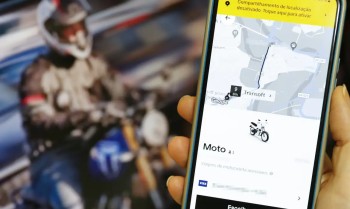 Tarcísio sanciona lei para regulamentar serviço de mototáxi em SP