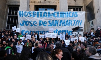 Profissionais de saúde argentinos protestam contra cortes de Milei